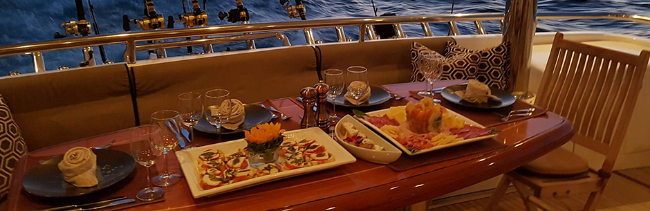 Cancun Catering, Yacht chef, table setting, Luxury Yachts Playa del Carmen, Riviera Maya Yacht Charters, Playa del Carmen Luxury Yacht Charter, Yacht charters Playa del Carmen, Hire a boat in playa Mexico,